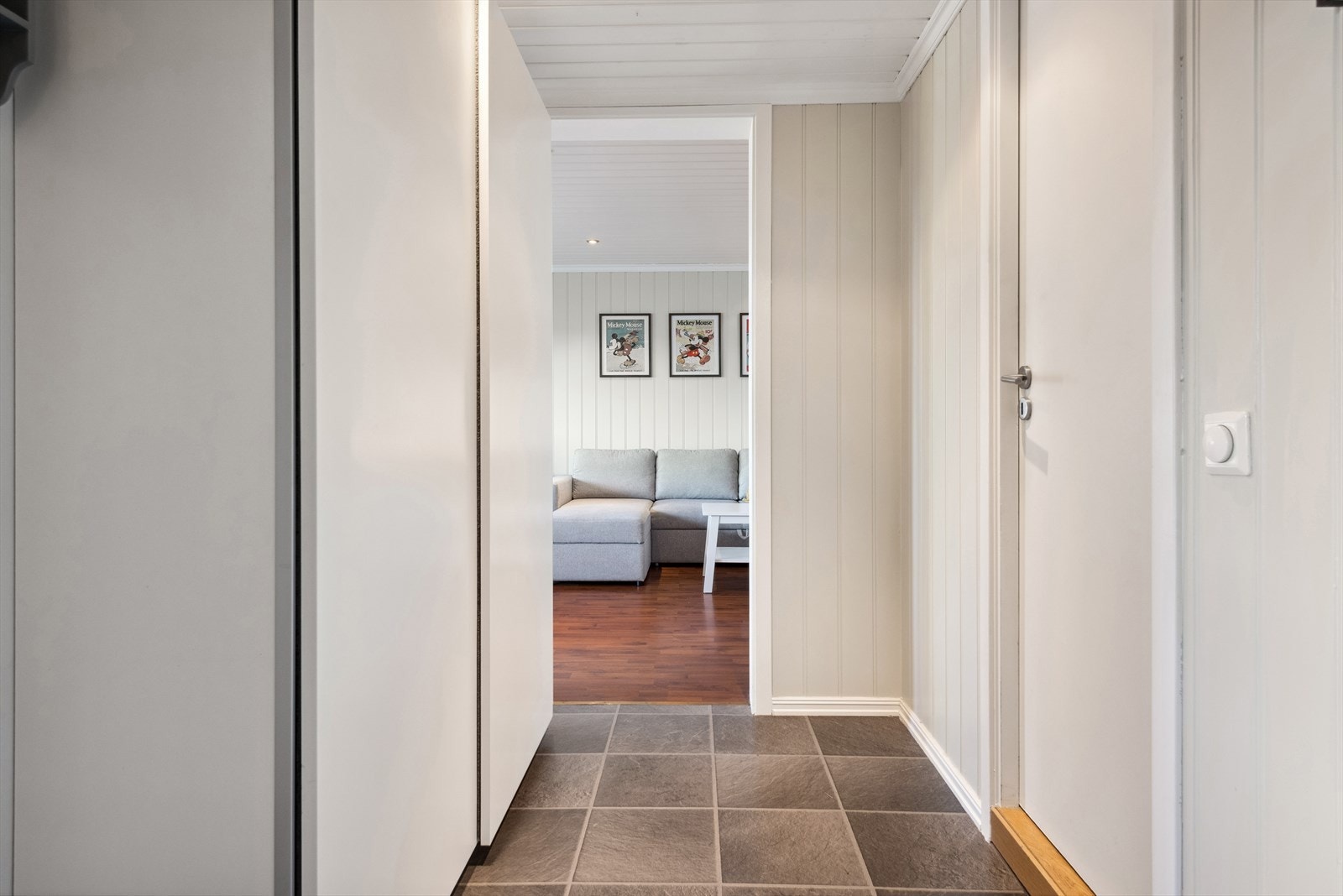 Entré med praktisk skyvedørsgarderobe til klær og sko. Galleribilde