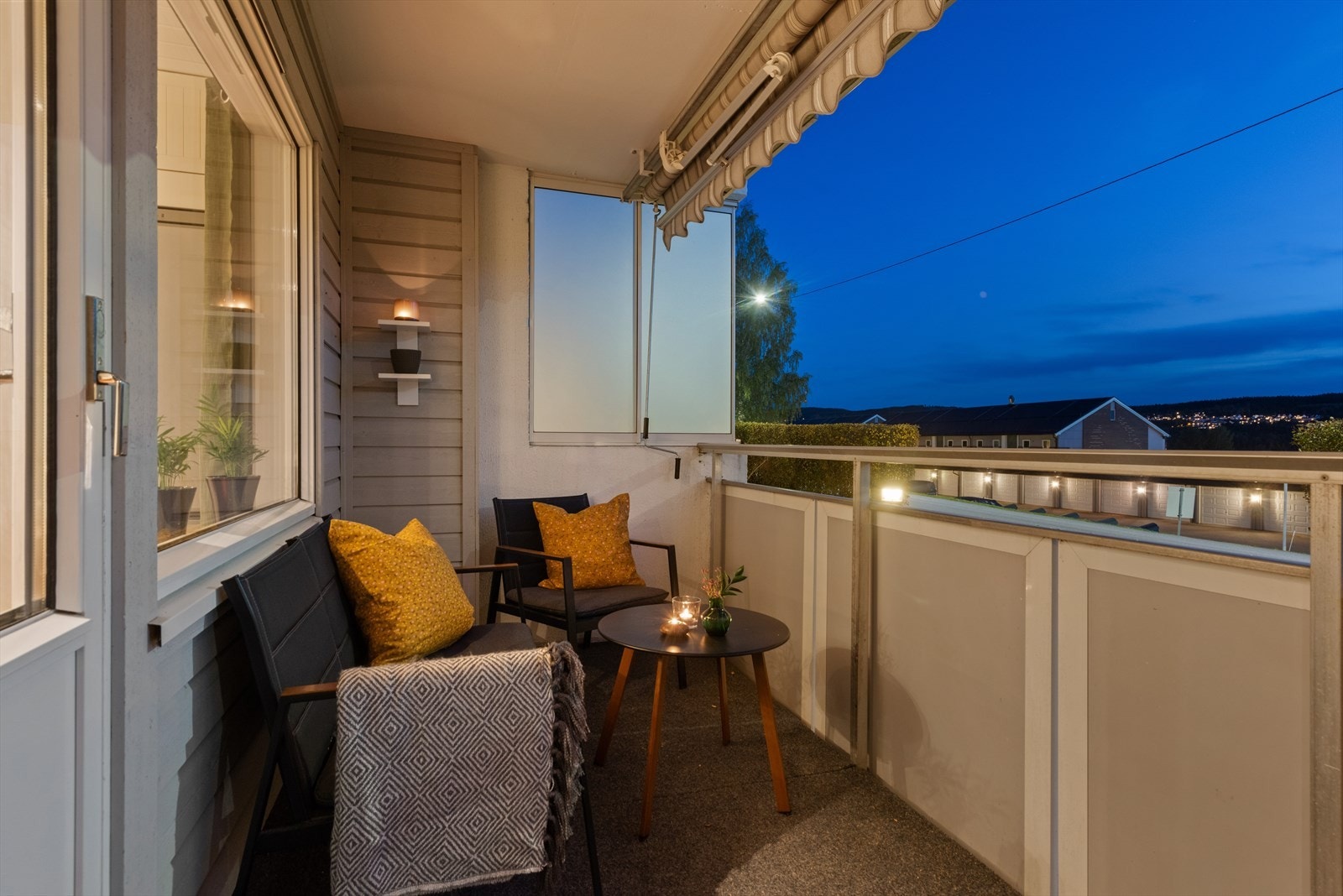 Koselig kveldsstemning på balkongen. Galleribilde