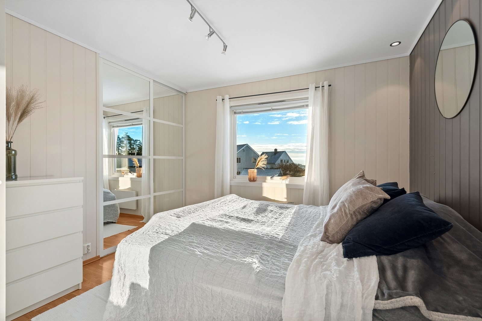 Hovedsoverom med skyvedørsgarderobe Galleribilde