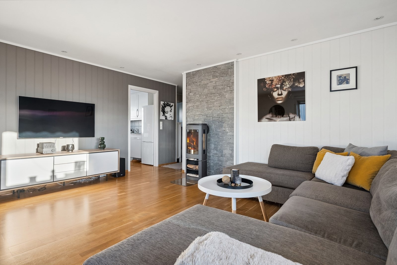 Lys og trivelig stue med downlights i tak Galleribilde