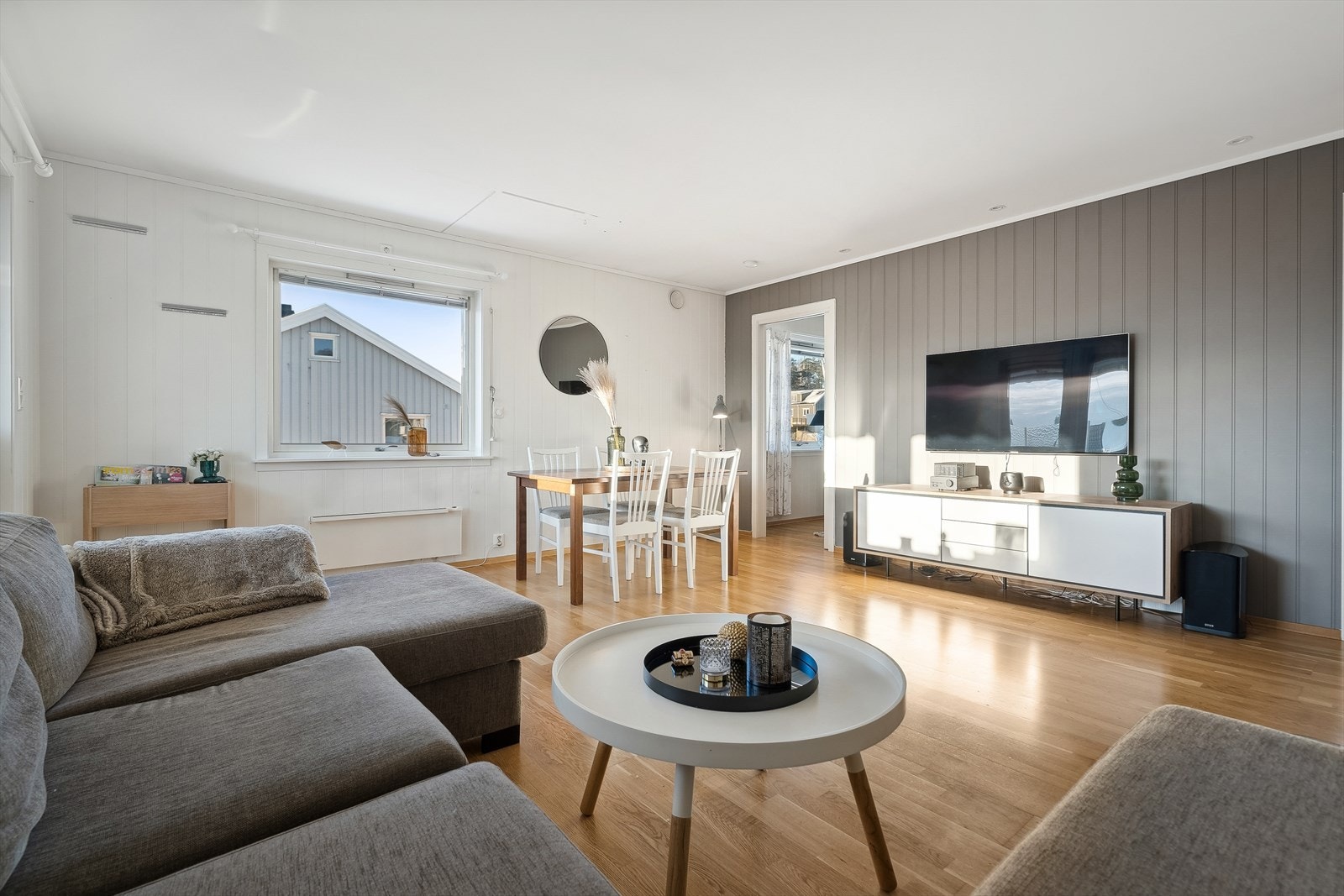 Stuen er romslig og har plass til både sofagruppe og spisestue Galleribilde