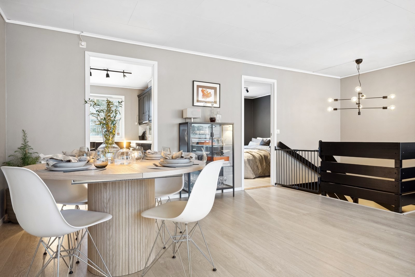 God plass til spisestueavdeling i naturlig tilknytning til kjøkkenet Galleribilde