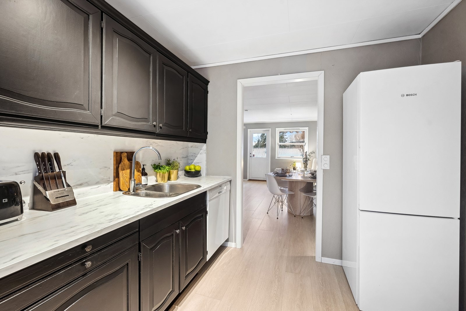 Opplegg for oppvaskmaskin samt ventilator (mekanisk) over platetopp Galleribilde