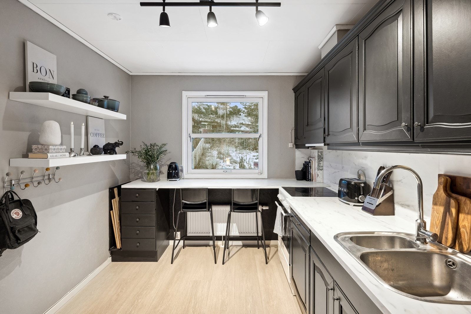 Stort, separat kjøkken som inneholder godt med skuff- og skapplass samt fine arbeidsflater Galleribilde