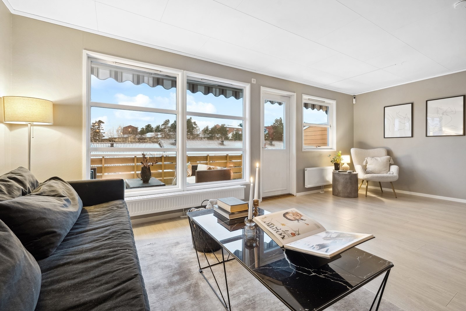 Høyreiste vindusflater og rikelig med naturlig lysinnslipp setter et herlig preg i stuen Galleribilde