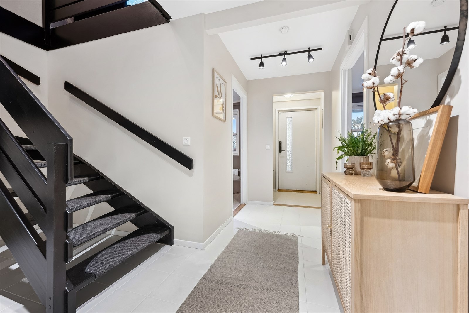 Entrèen er luftig og gir et hyggelig førsteinntrykk, det er holdt i et nøytralt og tidsriktig fargevalg, noe som harmonerer med de øvrige rom i boligen Galleribilde