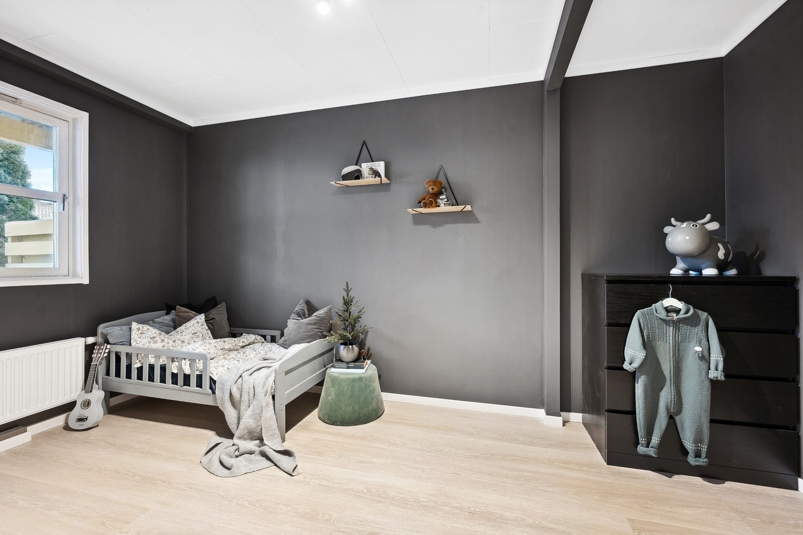 Soverom nr 3 er også innredet som barnerom, men kan enkelt gjøres om til walk-in + kontor etter eget ønske Galleribilde