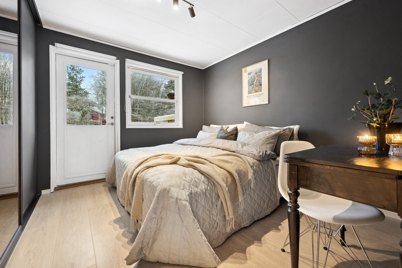 Stort hovedsoverom med god plass til dobbeltseng og nattbord på begge sider, innredet med skyvedørsgarderobe Galleribilde