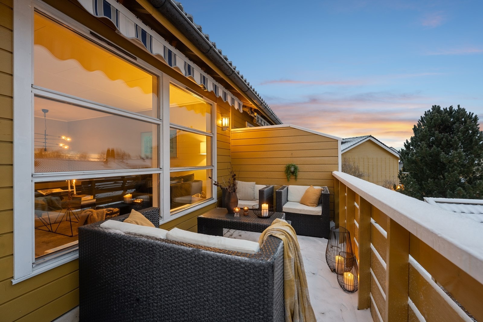 Verandaen byr også på hyggelig stemning på kveldstid Galleribilde