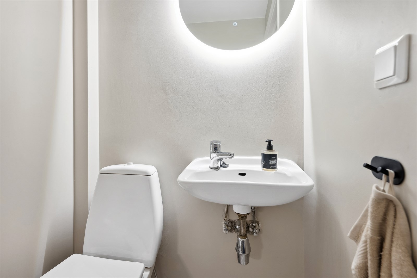 Gulv med fliser, vegger med malte, glatte flater (fliser er sparklet og malt), himling med malte flater, servantspeil m/lys og toalett Galleribilde