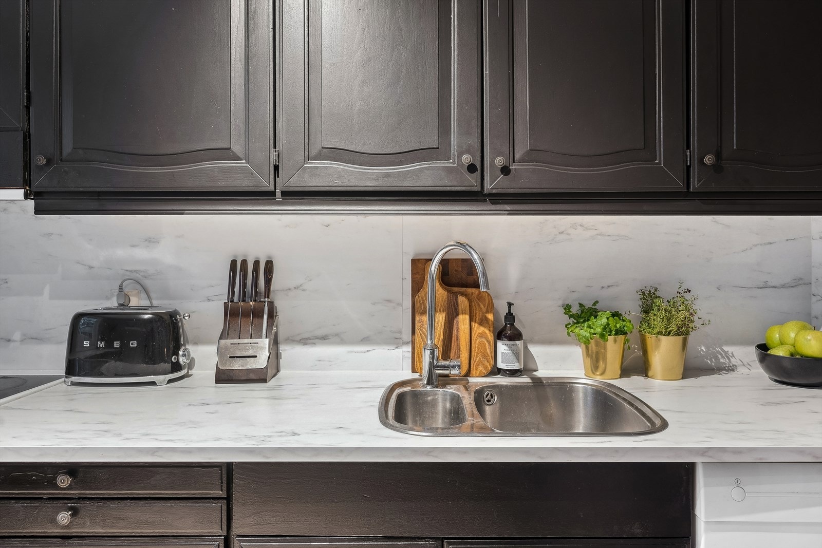 Lys under overskap samt plate mellom overskap og underskap Galleribilde