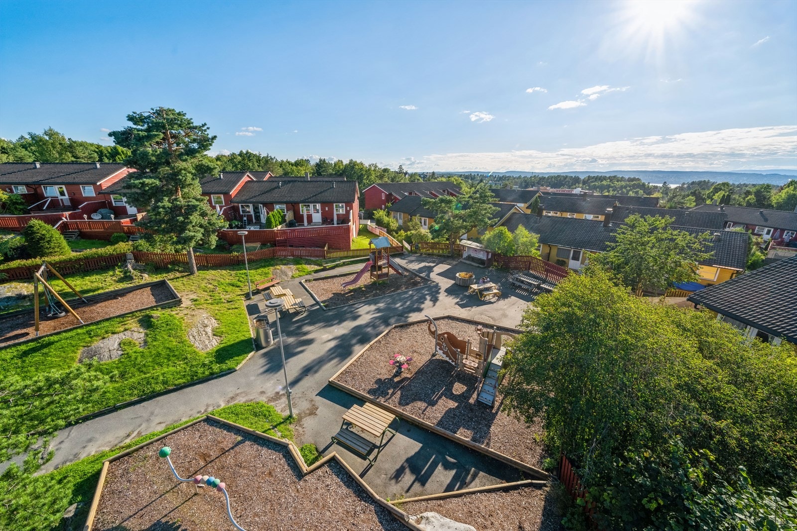 Fellesarealene er pent opparbeidet med asfalterte internveier, gressplener og lekeplasser Galleribilde