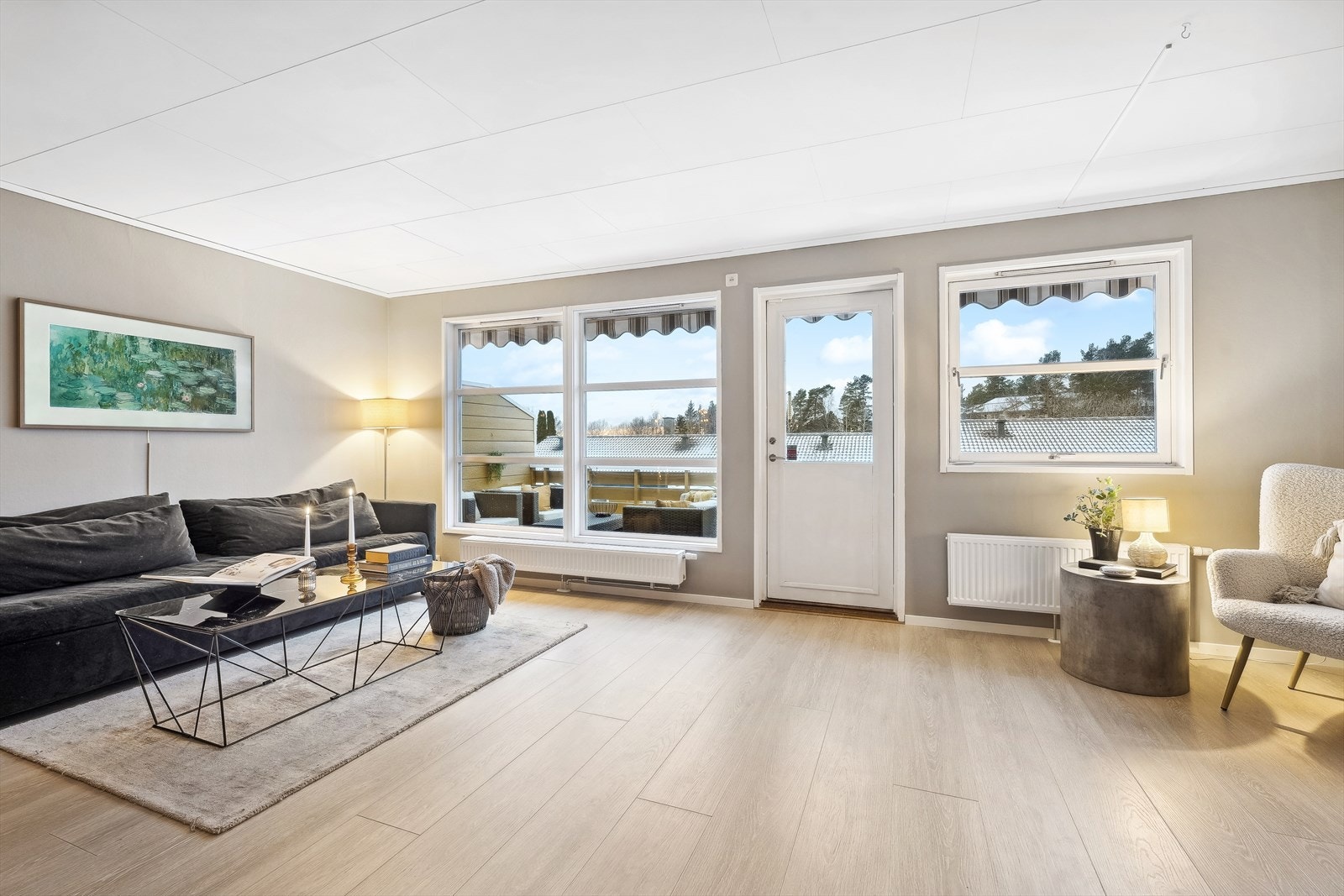 Stuen er luftig og innbydende med flotte farge- og materialvalg Galleribilde