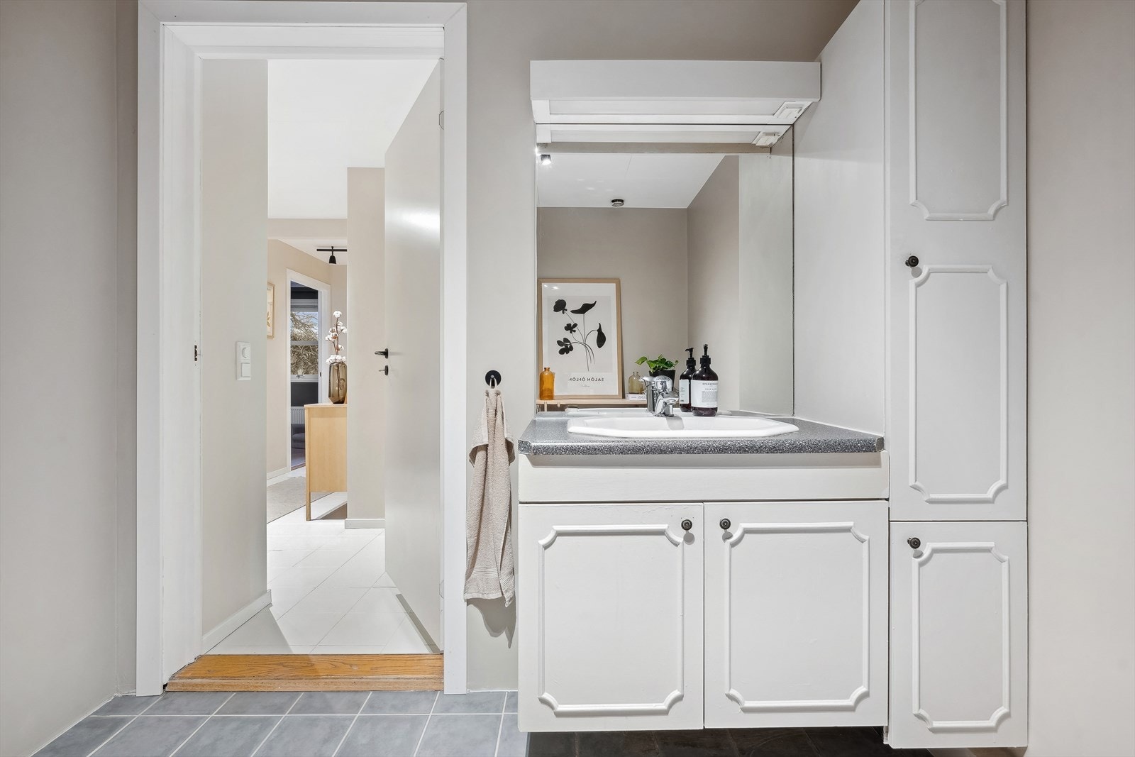 Servant nedfelt i laminat benkeplate på benkeskap med fronter i profilert utførelse Galleribilde