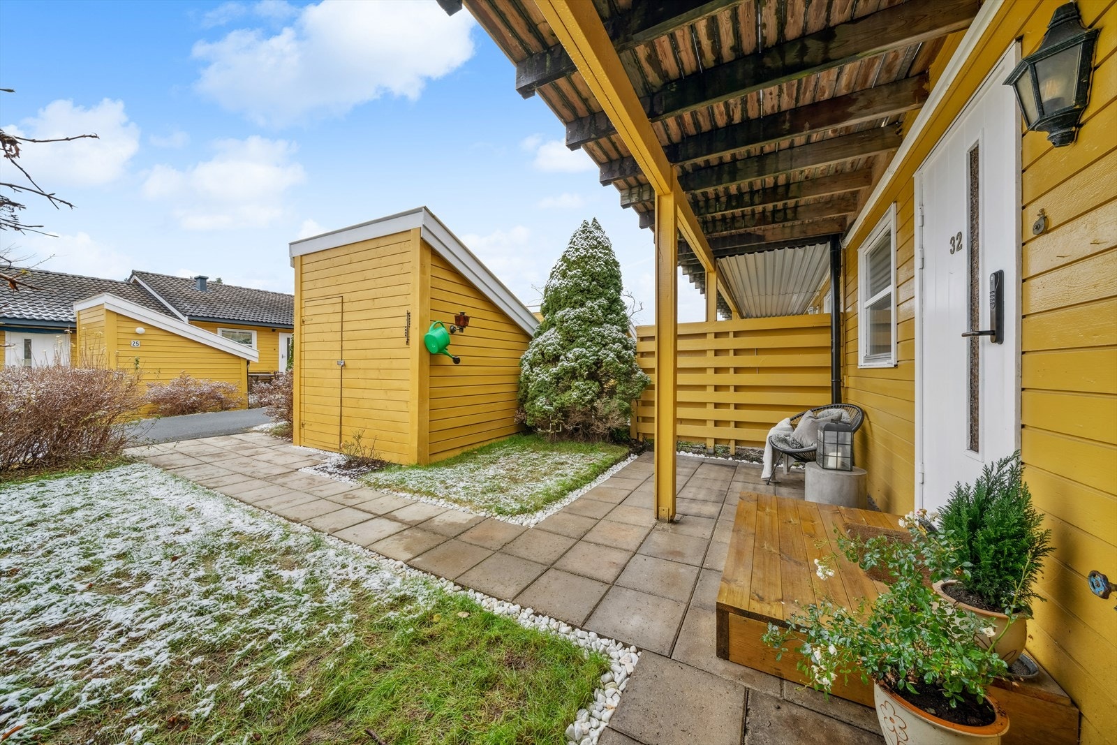 Svært hyggelig inngangsparti med direkte adkomst til boligen Galleribilde