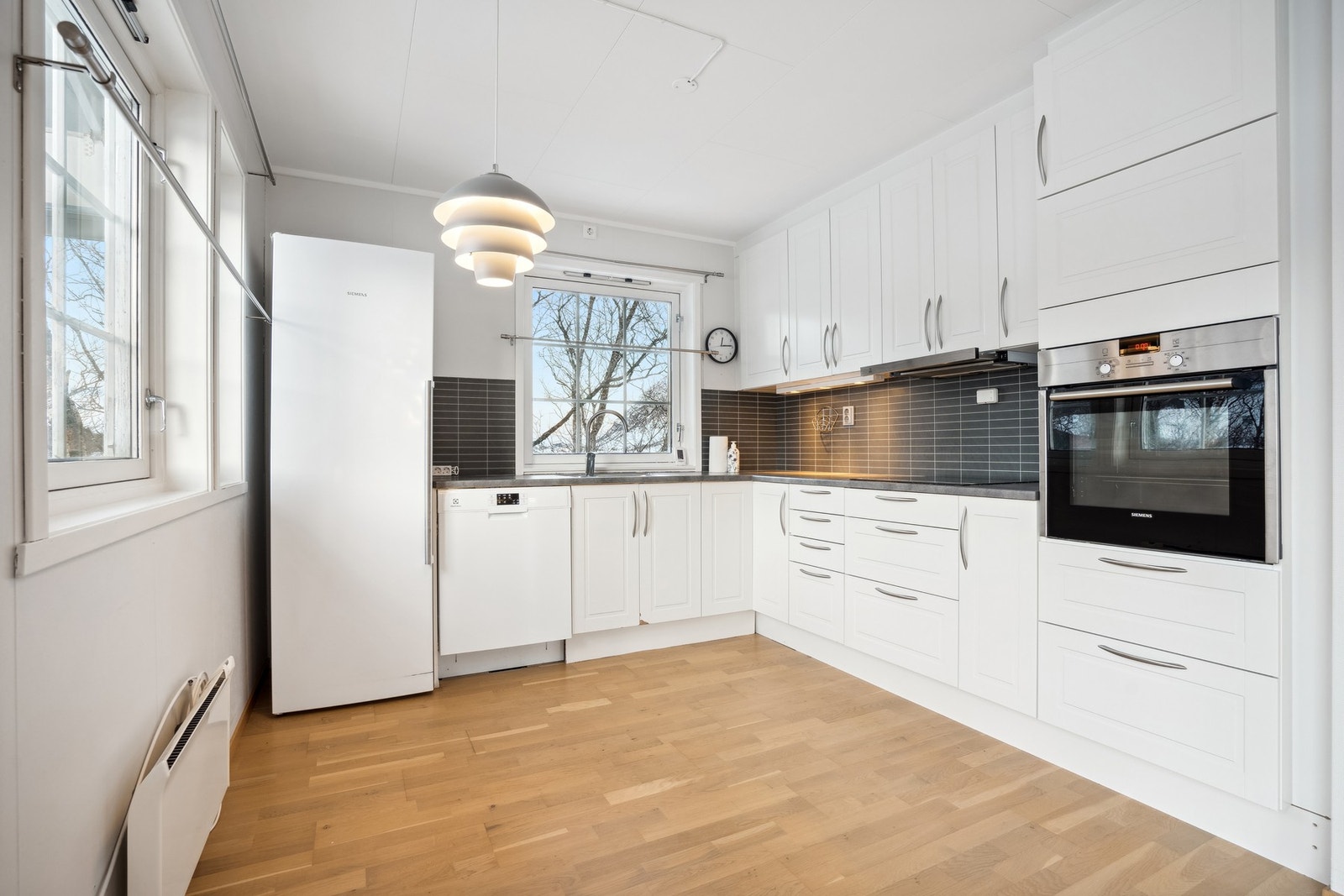 Moderne og fint kjøkken med integrert komfyr og platetopp. Galleribilde