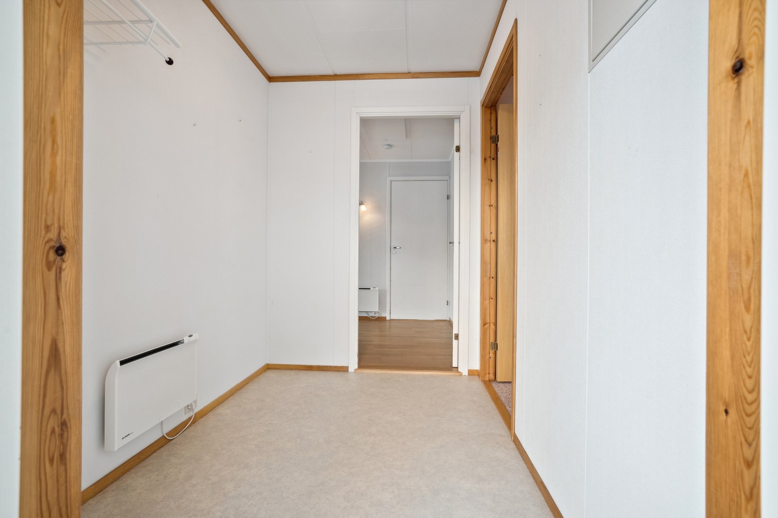 Gang med direkte tilgang til soverom på høyre side og videre inn i boligen rett fram. Galleribilde