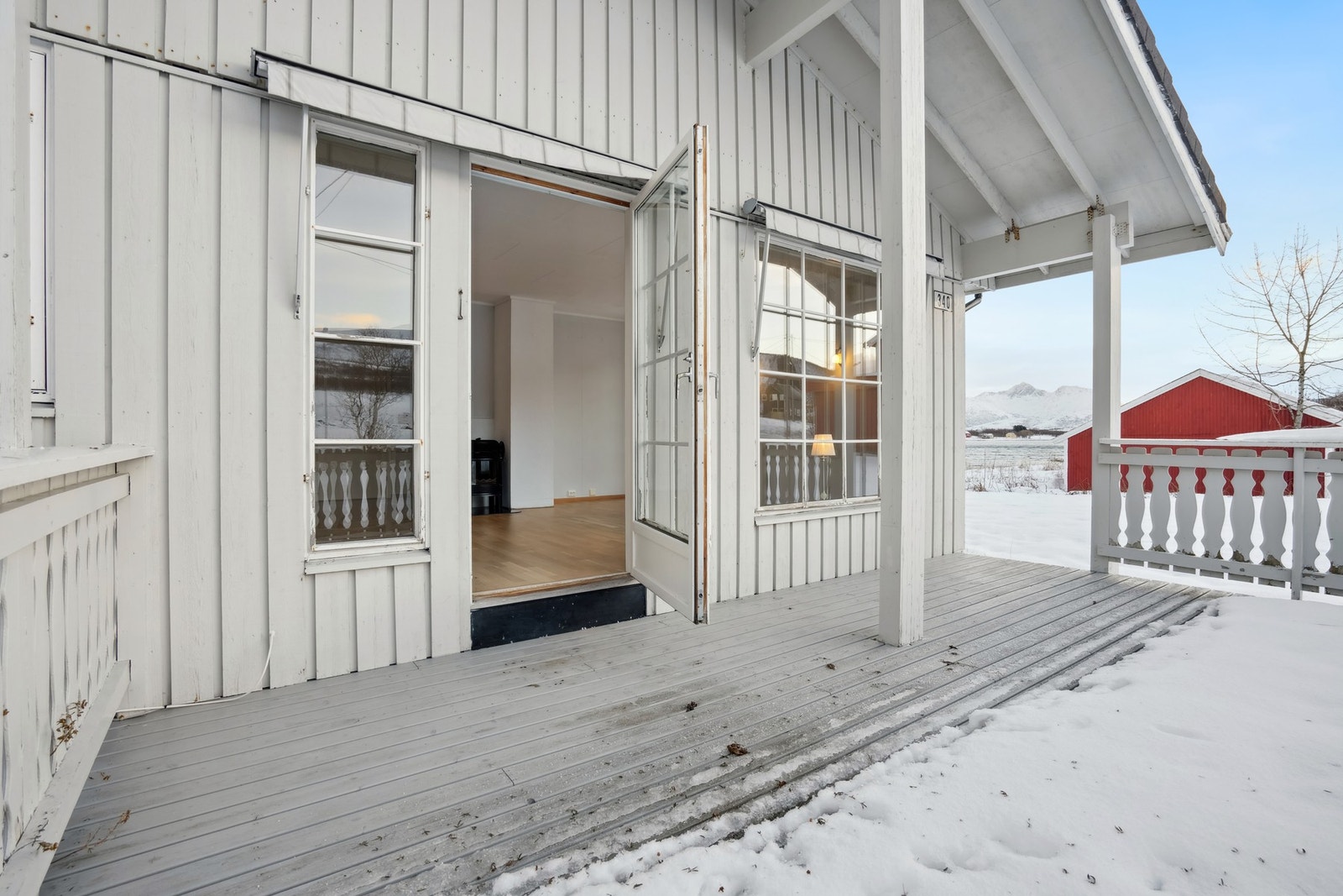 Utgang fra stue til terrasse som er delvis overbygd. Galleribilde