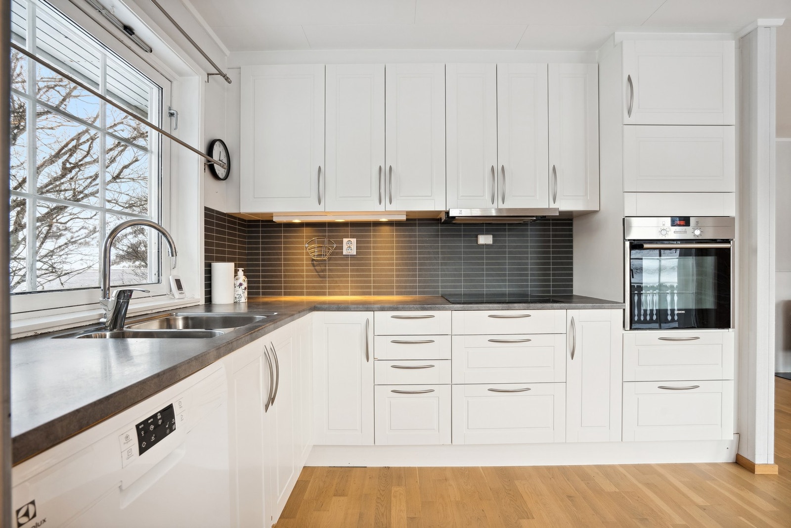 Godt med skap- og benkeplass på kjøkkenet. Galleribilde