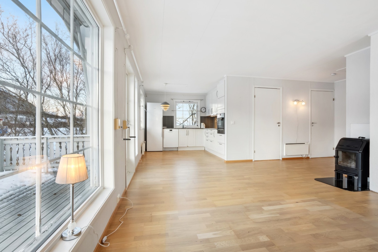 Vedfyring sentralt plassert i rommet - varmer godt på kalde dager! Galleribilde