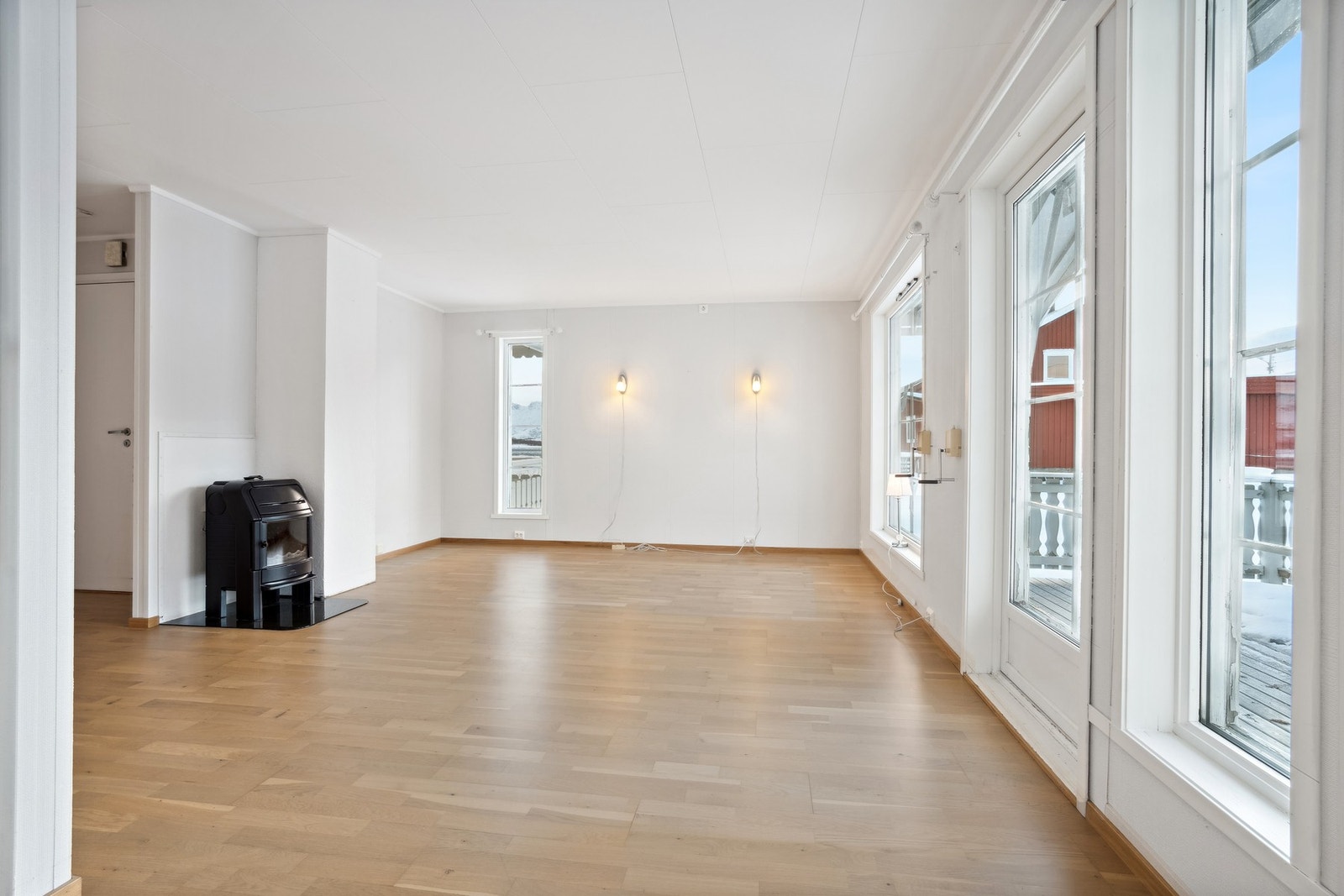 Stue med lyse overflater. Galleribilde