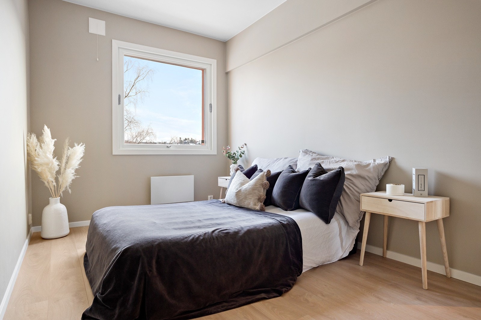 Leiligheten har to romslige soverom, hvor alle er av god størrelse og har fine lysforhold Galleribilde