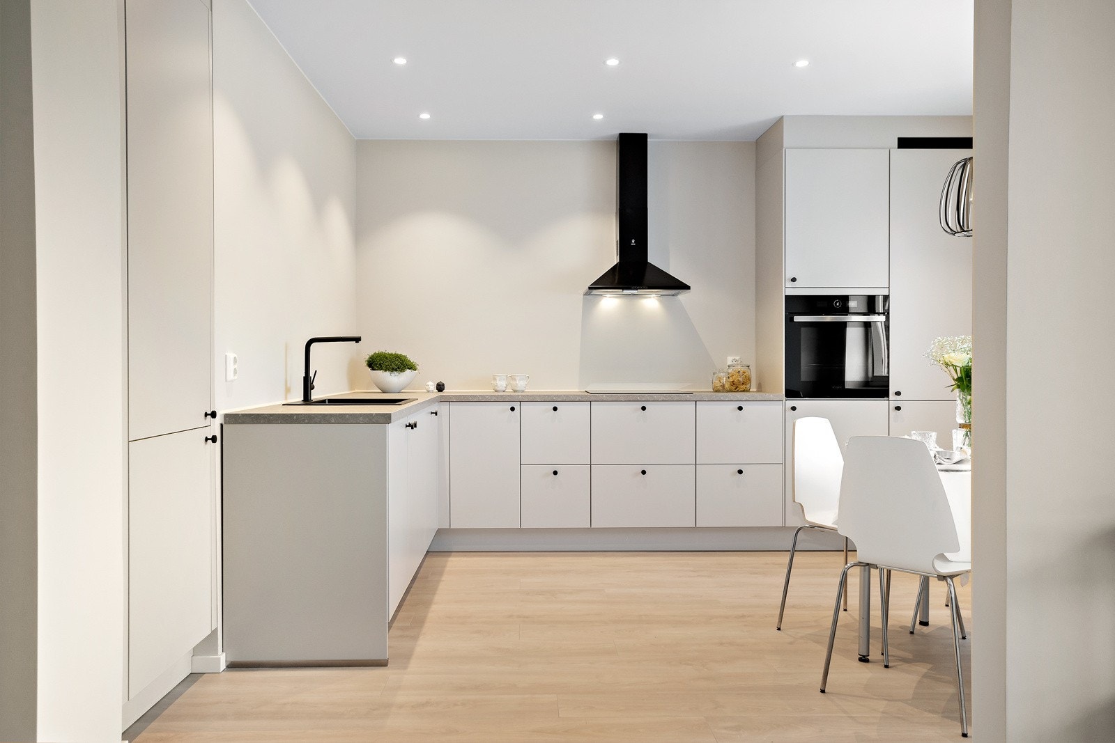 Integrert kjøl/fryseskap, oppvaskmaskin, stekeovn og platetopp Galleribilde