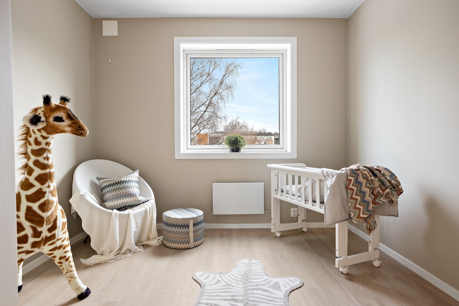 Det andre soverommet har også fin plass til seng, skrivebord og garderobe/kommode Galleribilde