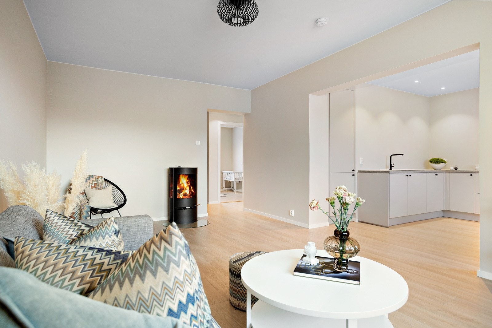 Boligen har en meget god planløsning med kjøkken i åpen løsning ut mot stue Galleribilde