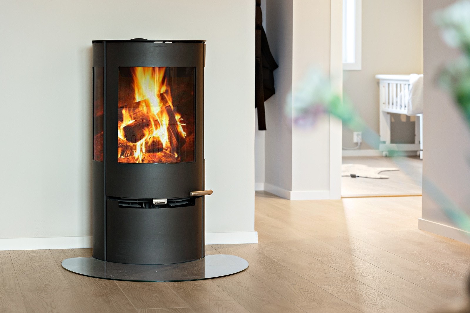 Stuen er utstyrt med peis satt inn i 2023 Galleribilde