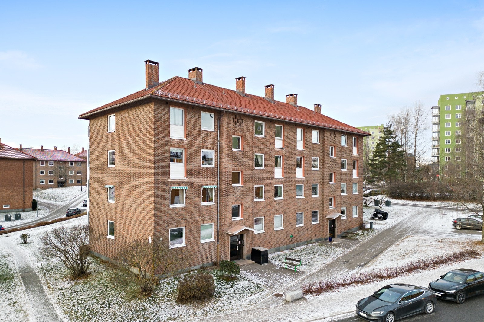 Parkering er tillatt for borettslagets biler på oppmerkede plasser langs borettslagets adkomstveier, så lenge beboerens bil er registrert. Borettslaget har 64 reserverte parkeringsplasser til leie for borettslagets beboere, hvorav 12 er ladeplasser Galleribilde