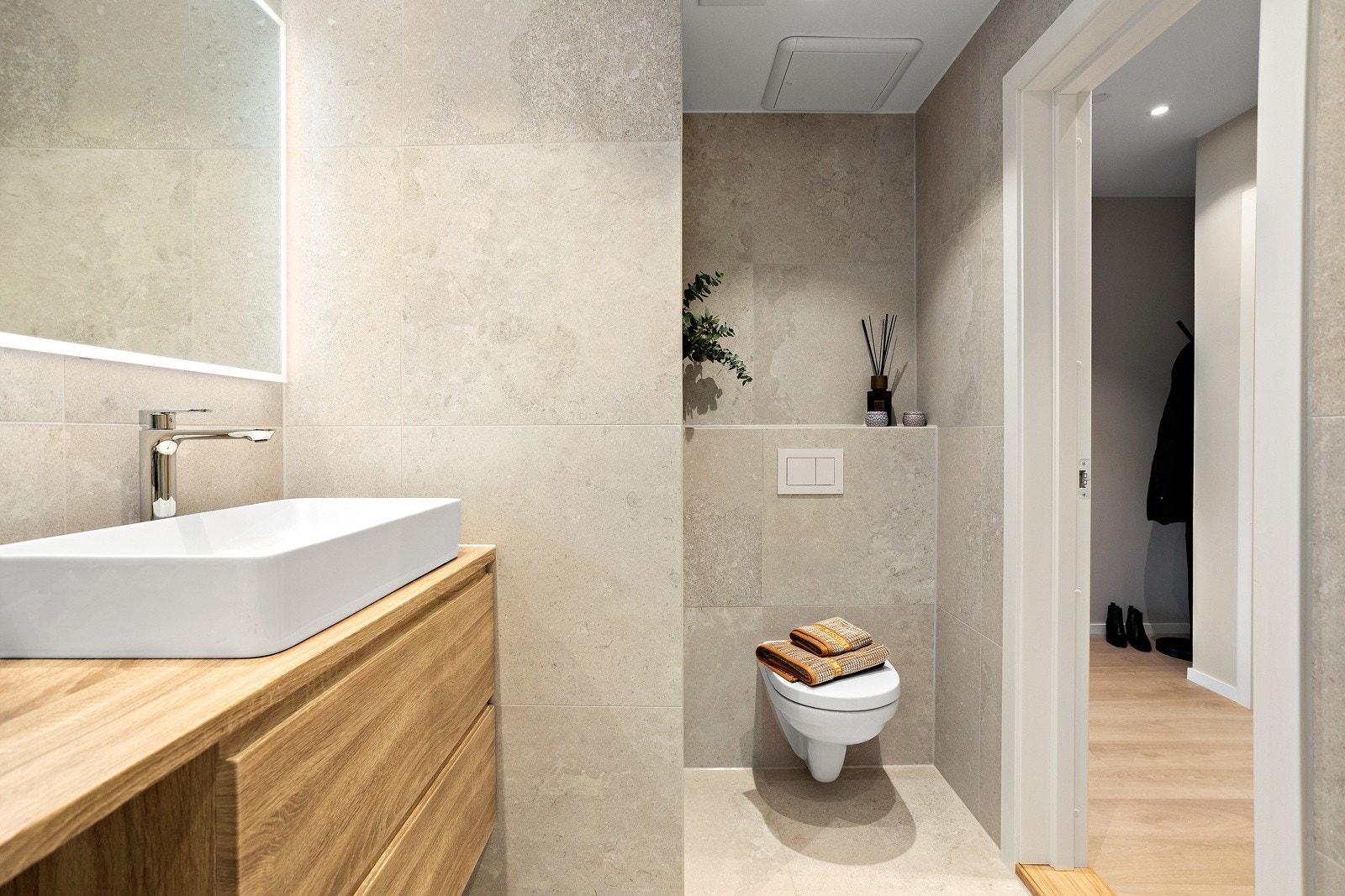 Flott flislagt baderom med 60x60 flis på gulv og vegger, varmekabler i gulv og downlights i tak Galleribilde