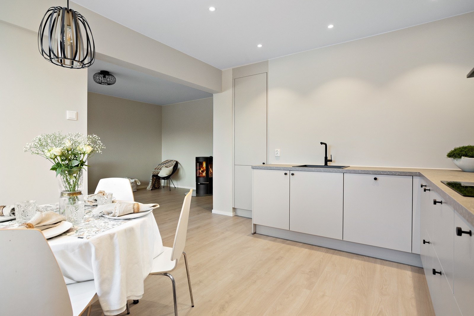 Fin plass til kjøkkenbord ved vinduet Galleribilde