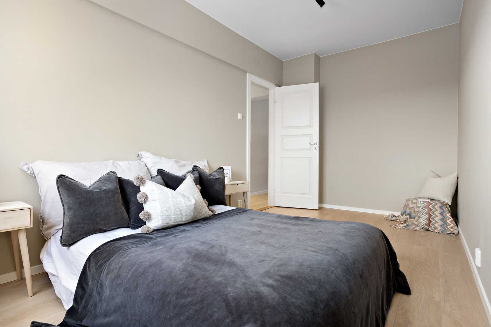 Hovedsoverommet har god plass til dobbeltseng og garderobe Galleribilde