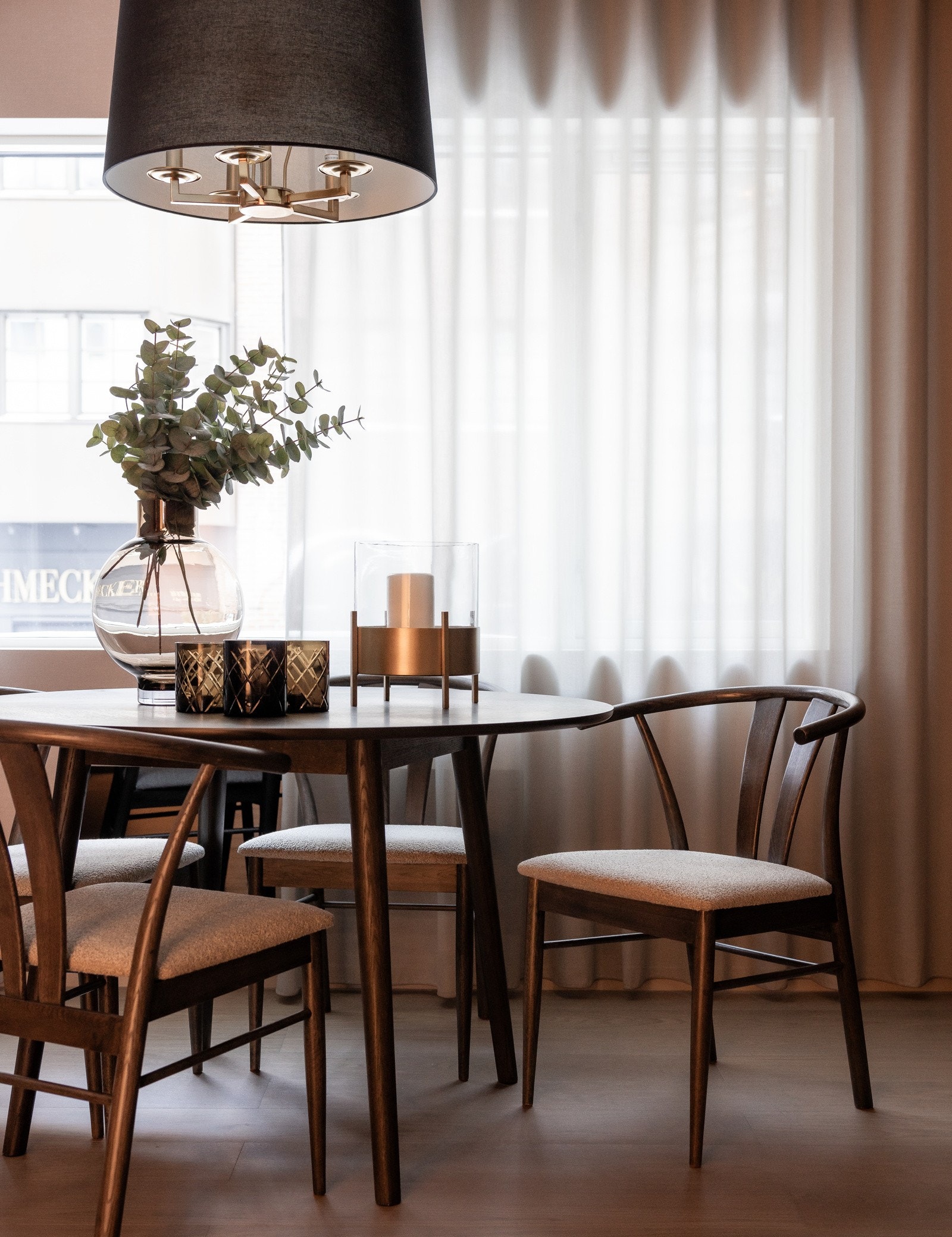 Store nye vinduer fra 2023 isolerer og skaper rikelig med naturlig lys. Galleribilde