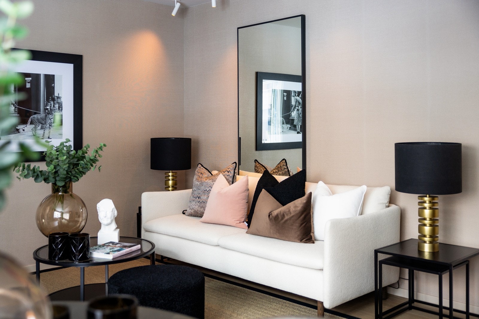 Romslig stue byr på gode muligheter for alternativ sofamøblering. Galleribilde