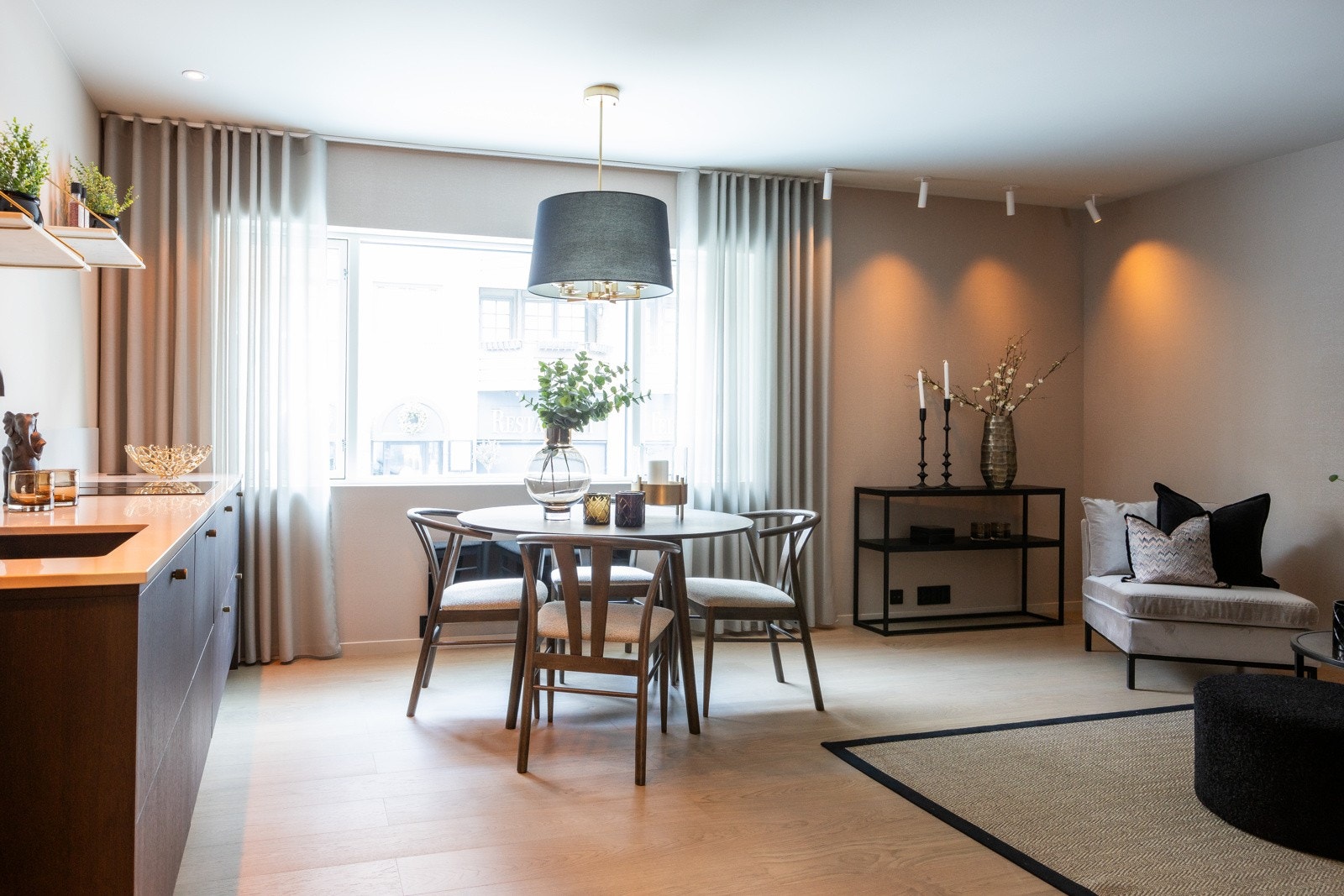 Rikelig med lysinnslipp fra stort nytt vindu (2023) og lekkert solid enstavs herdet tregulv type Maxwood XL i Elegant Grå Eik. Galleribilde