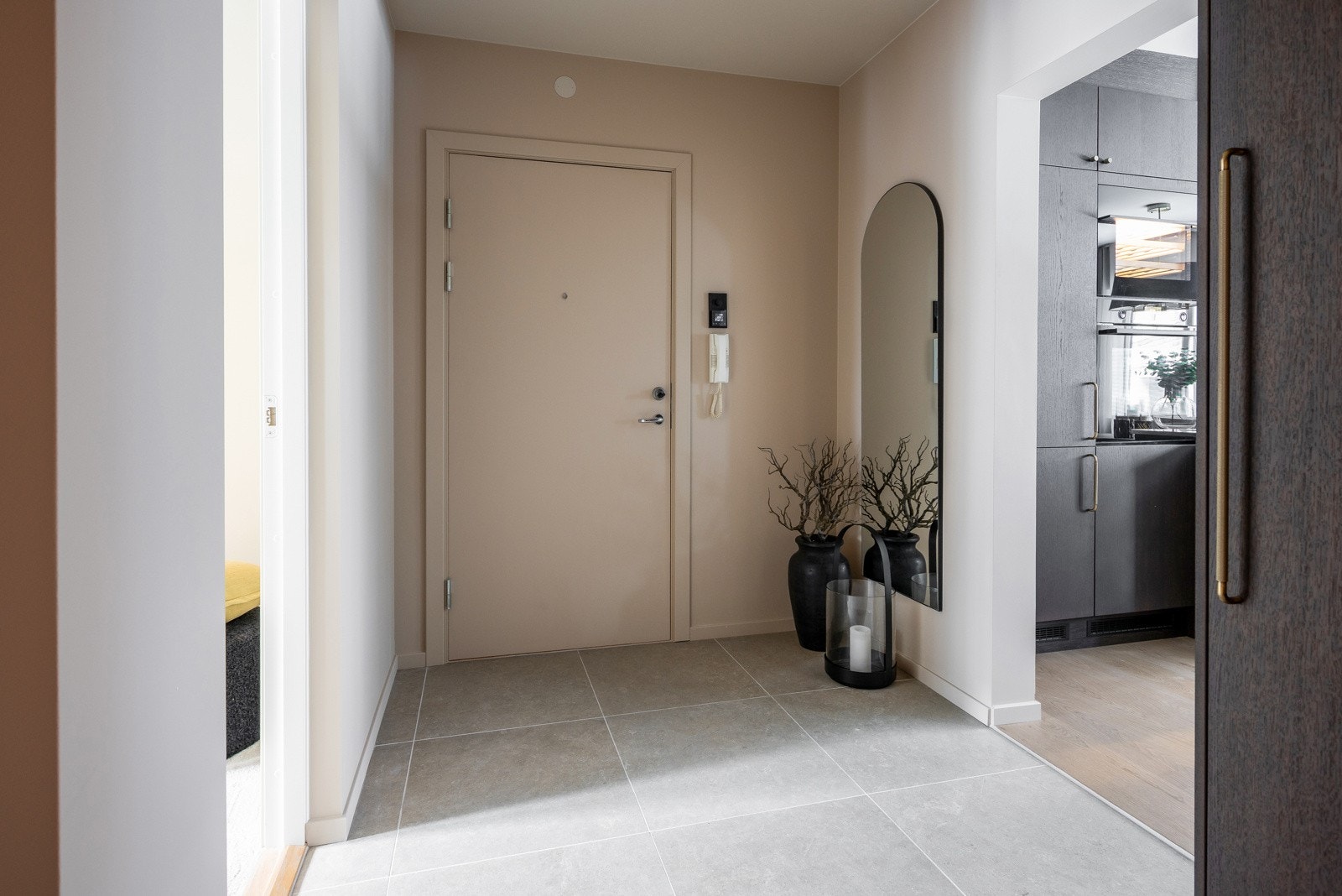 Entre har flotte praktiske fliser med varme i gulvstøp og er innredet med et garderobeskap for ytterbekledning og sko. Galleribilde