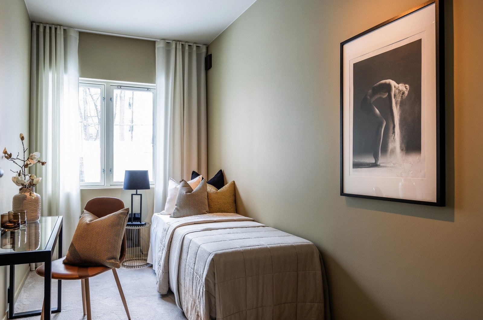 Soverom 2 er i dag innredet som gjesterom, men rommet passer også fint som barnerom, kontor eller stort garderoberom. Galleribilde