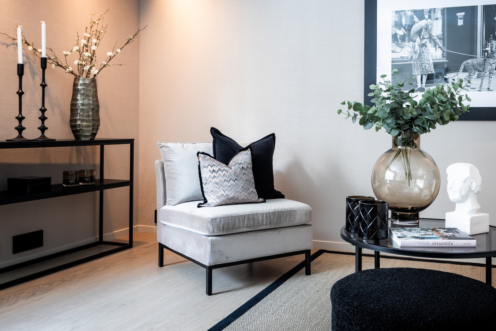 Store veggflater med lekker tapet skaper muligheter for å henge bilder og kunst. Galleribilde