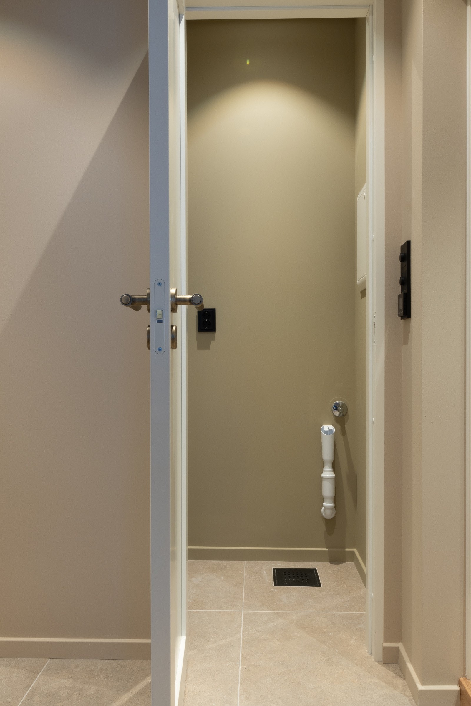 Separat vaskerom med sluk og opplegg til både vaskemaskin og tørketrommel. Galleribilde