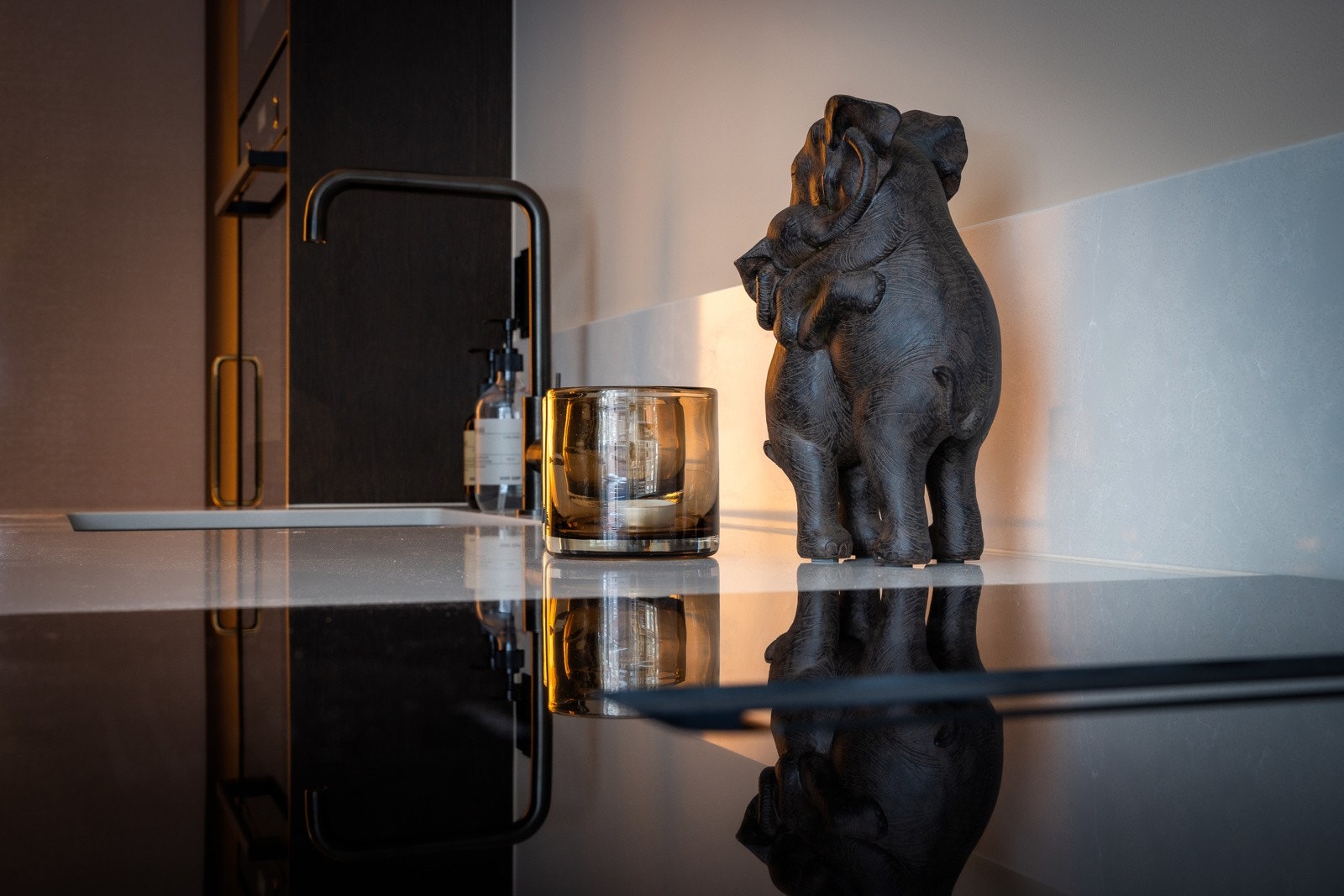 Armatur fra Primy og påkostet benkeplate i qvartzkompositt type Desert Silver. Galleribilde