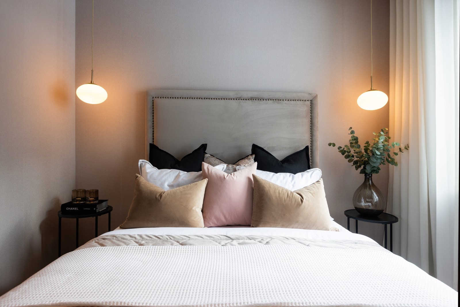 Stort soverom byr på god plass til stor seng og nattbord. Hengende taklamper medfølger i handelen. Galleribilde