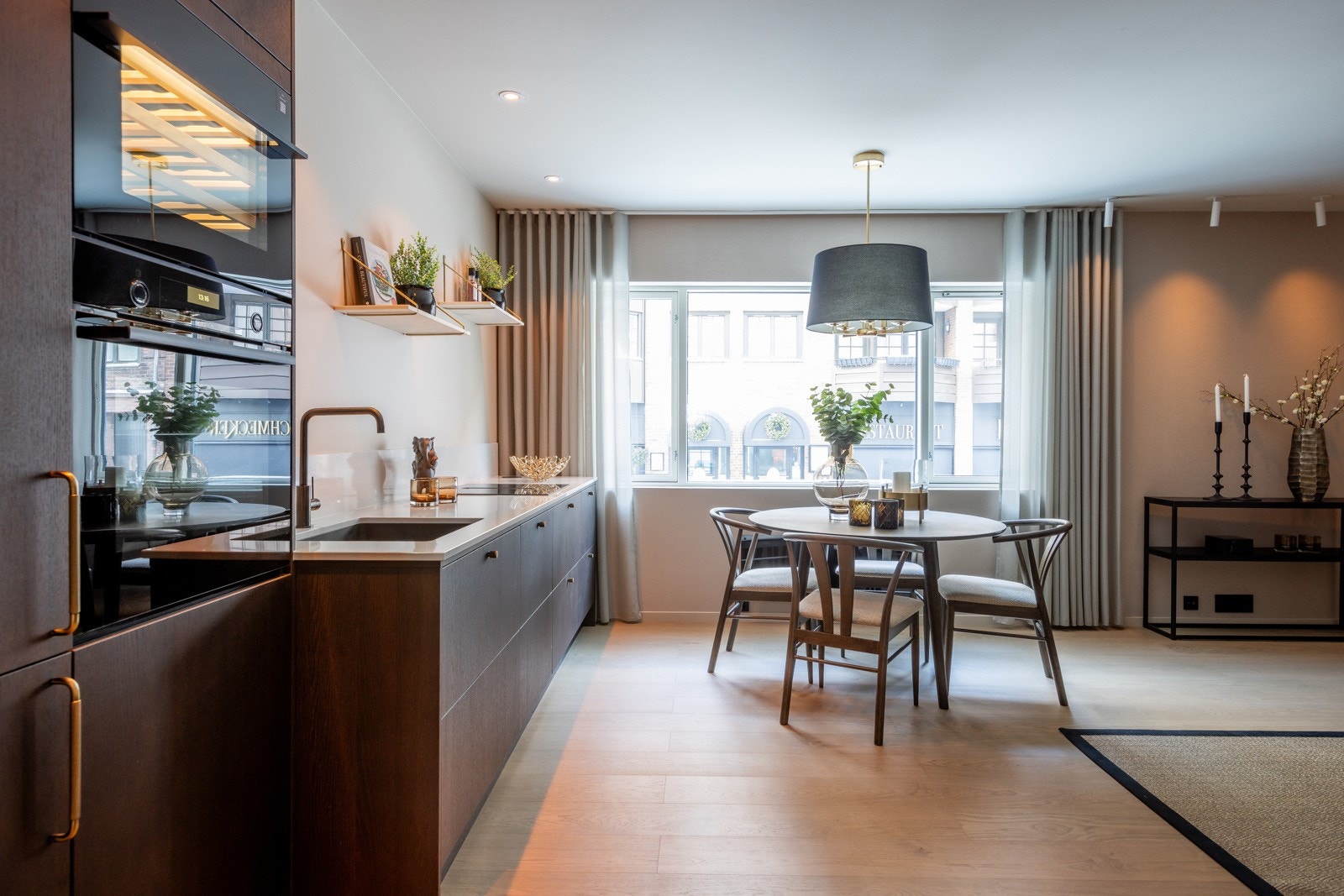 Praktisk og flott Epoqkjøkken har rikelig med benk- og skapplass. Galleribilde