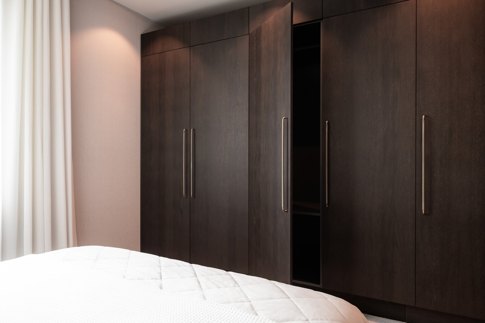 Store praktiske garderobeskap for oppbevaring av klær. Galleribilde