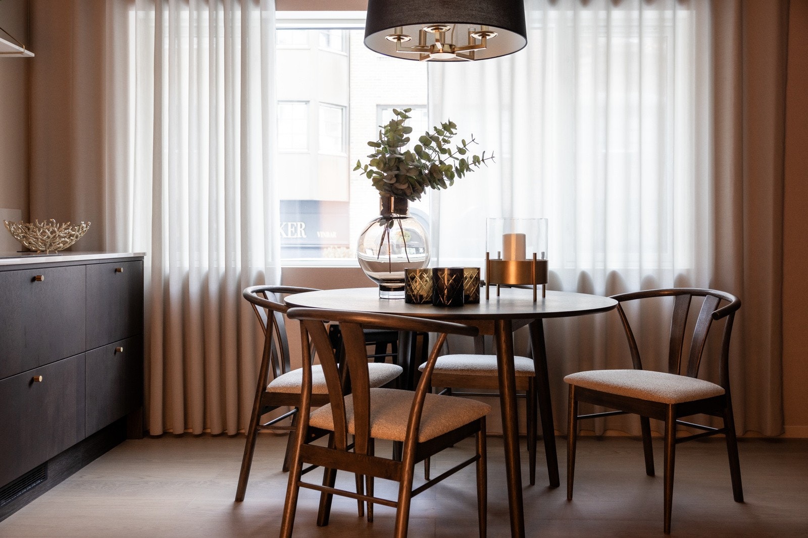 Stuen byr på gode muligheter for alternativ spismøblering. Galleribilde