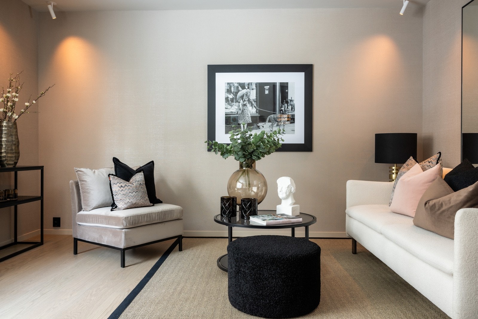 Store veggflater skaper muligheter for å henge kunst. Galleribilde