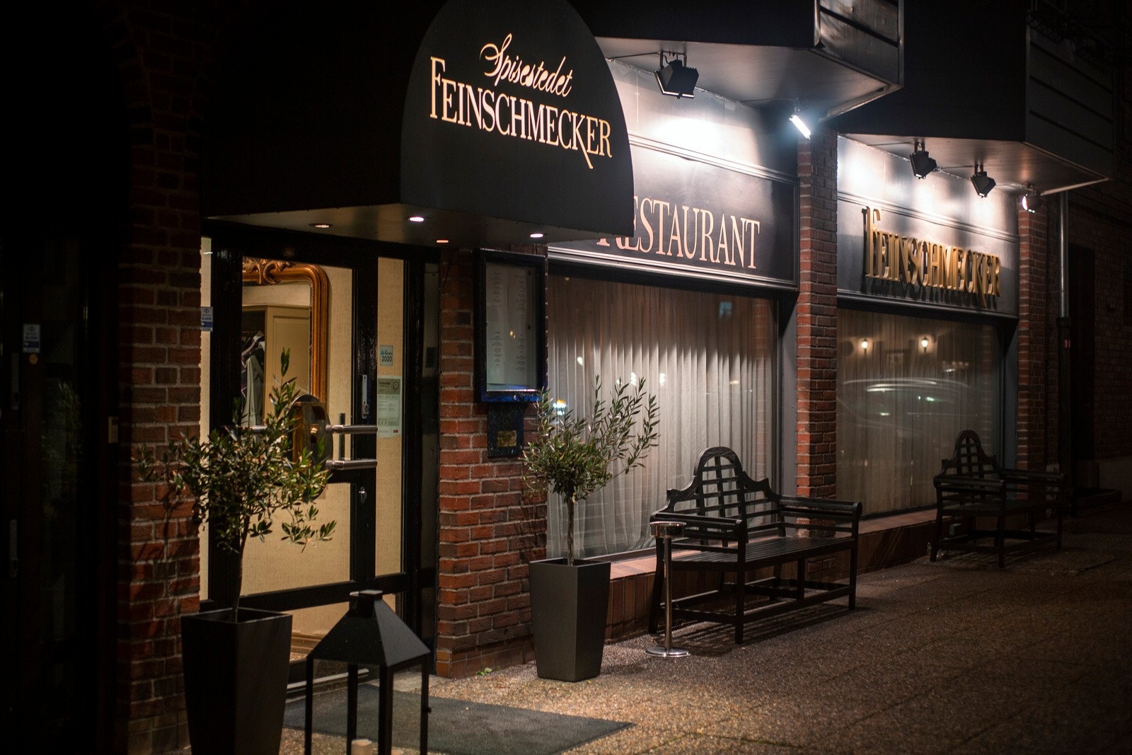 Nærmeste nabo, Feinschmecker serverer eksklusiv, franskinspirert nordisk mat og sesongens viner i koselige omgivelser der bordene har hvite duker. Galleribilde