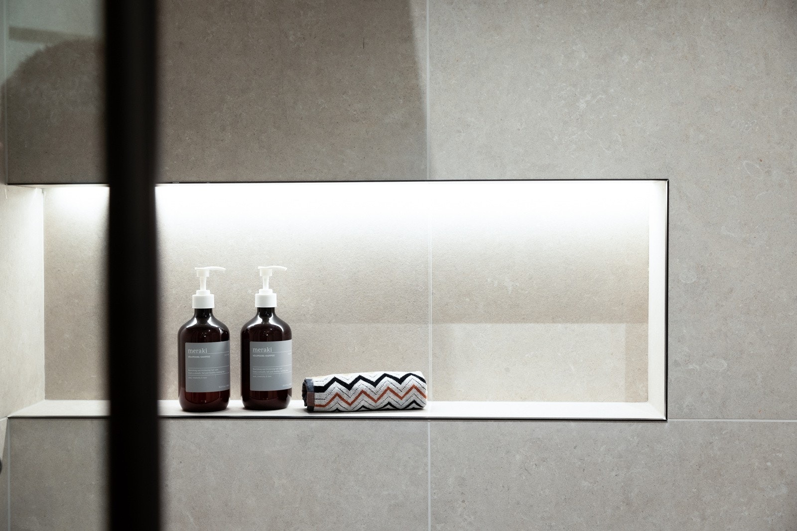 Praktisk hylle med belysning i dusjsonen. Galleribilde