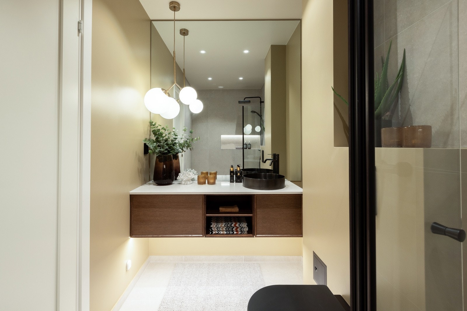 Stort elegant veggspeil dekker hele veggen. Galleribilde